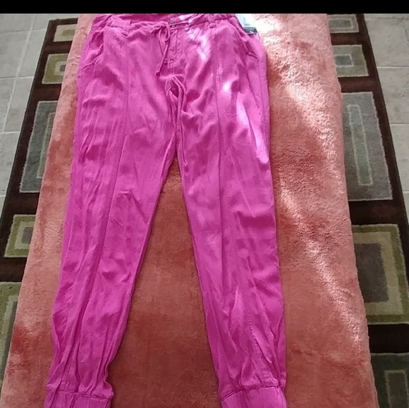 Shorts and joggers size 9 - Picture 2 of 3